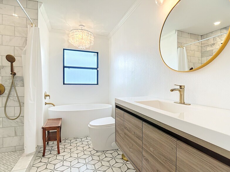Guest bath with soaking tub - 3319 Florene Dr