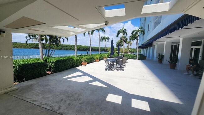 Building Photo - 500 Bayview Dr