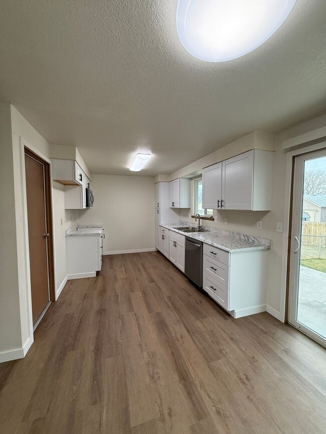 Building Photo - 1206zi-S