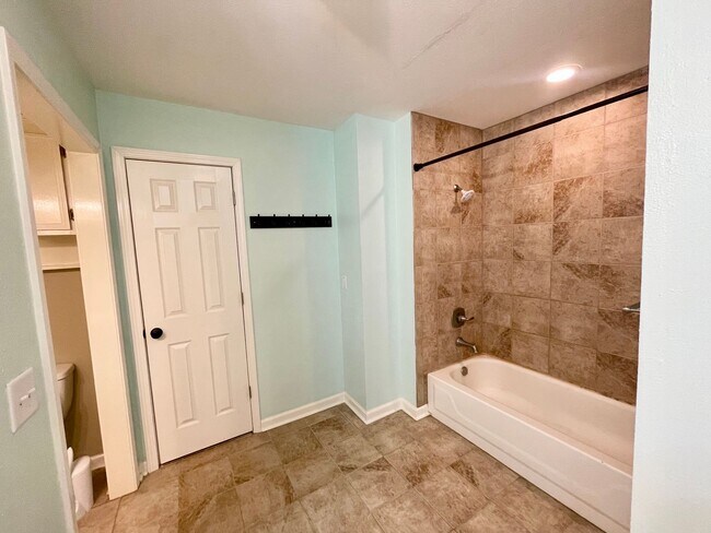 Building Photo - 503 Brookstone Dr