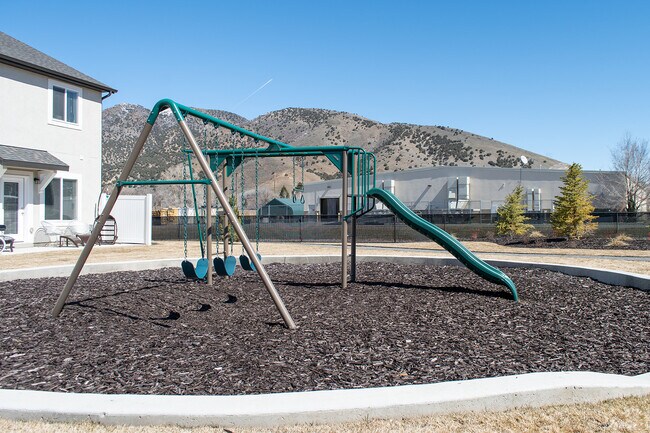 Building Photo - 396 N 100 W