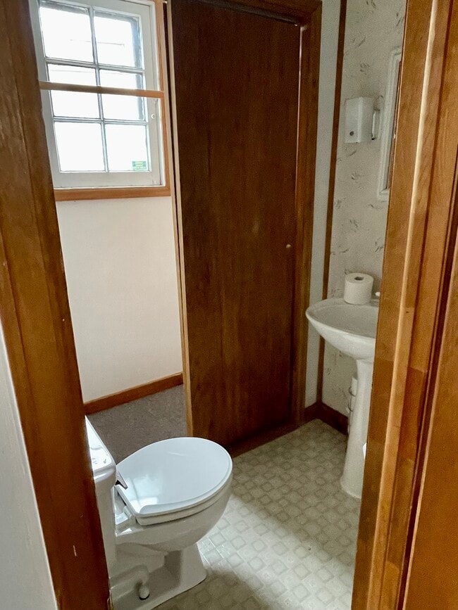 1/2 bath and closet - 2079 S Pearl St