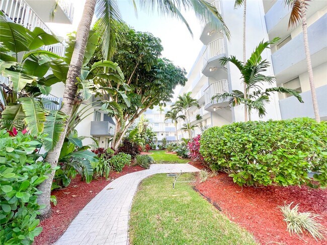 Building Photo - 1801 S Treasure Dr