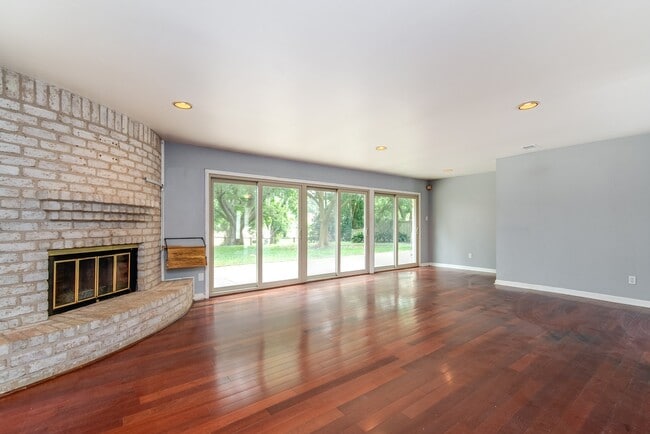 Building Photo - 3927 Pleasant Valley Dr