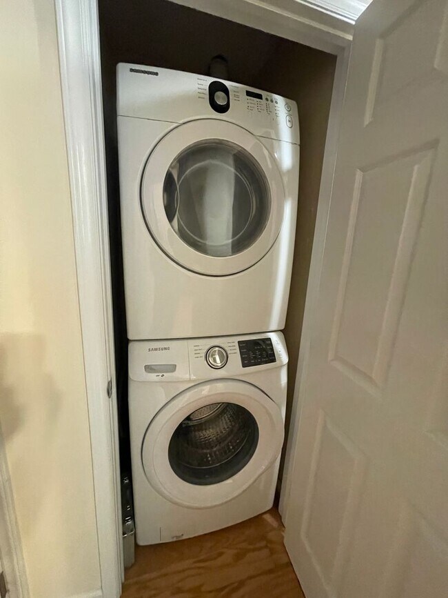 Building Photo - Sweet Spot in Carrboro! Inviting, updated 3br 2ba condo...Walk to Weaver St. & minutes to UNC