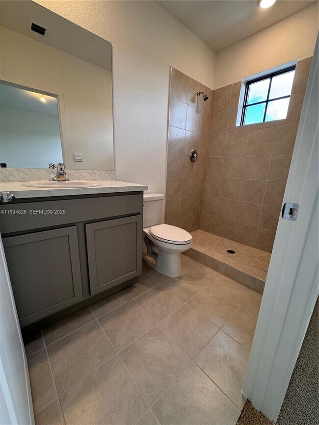 Building Photo - 1424 NE 3rd Ave