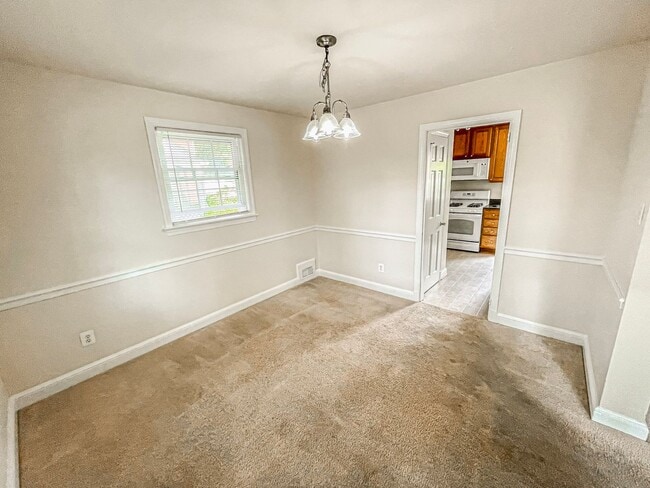 Building Photo - Classic 3 Bedroom 1.5 Bathroom Colonial In...