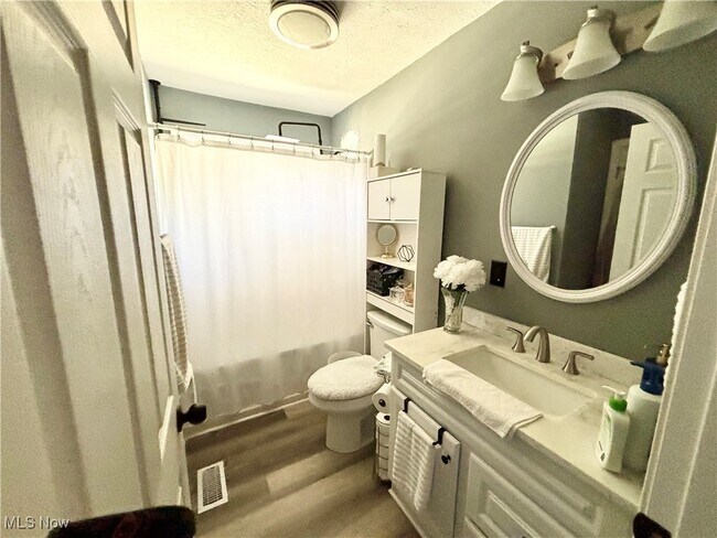 Building Photo - 794 Robinhood Dr