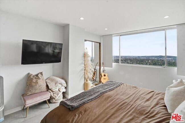 Building Photo - 2222 Ave of the Stars