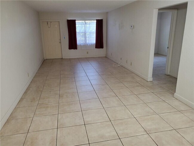 Building Photo - 2607 NE 8th Ave