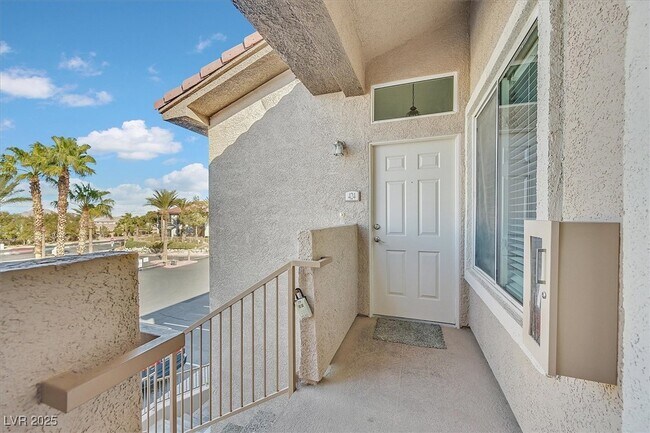 Building Photo - 2305 W Horizon Ridge Pkwy