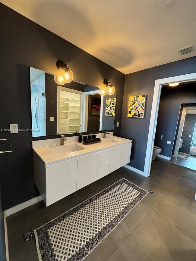 Building Photo - 2020 N Bayshore Dr