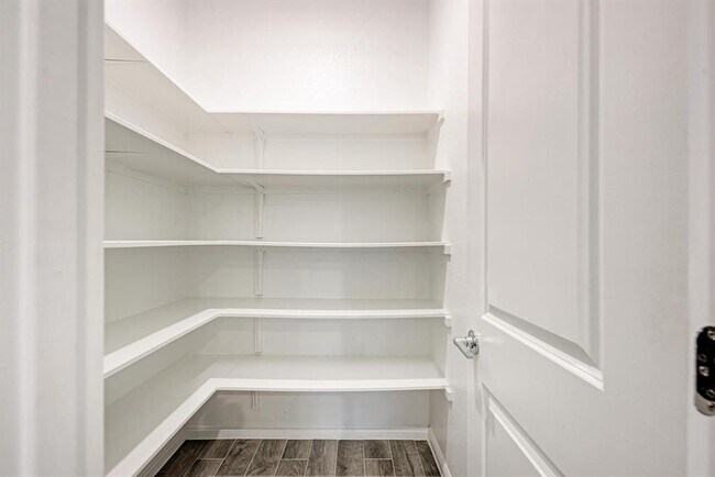 Building Photo - 5408a Baythorne Dr