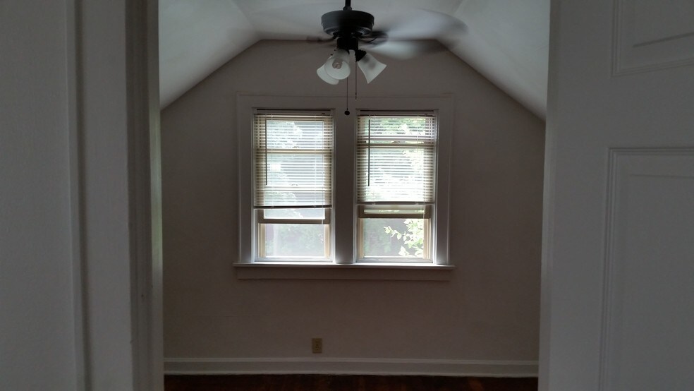 Entry way to Bedroom - 3132 N Weil St