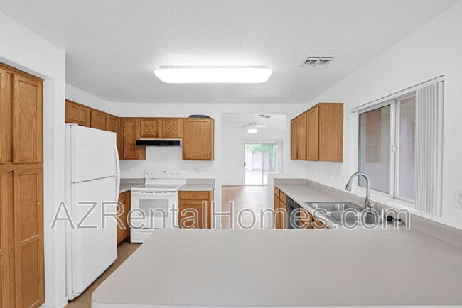 Building Photo - 882 E Monterey St