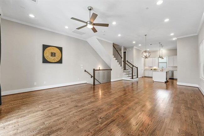 Building Photo - 5815 E Post Oak Ln