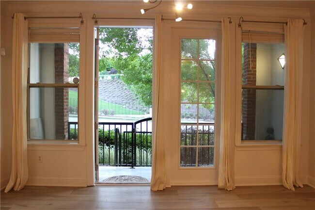Building Photo - 901 Abernathy Rd NE