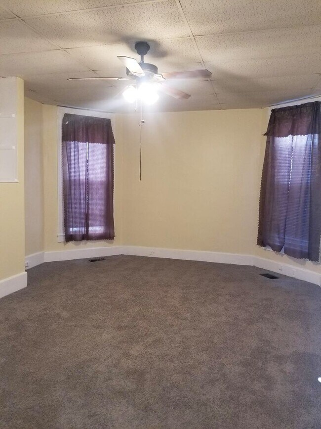 Building Photo - Historic 2 BR House! Bonus Room, W/D Hooku...