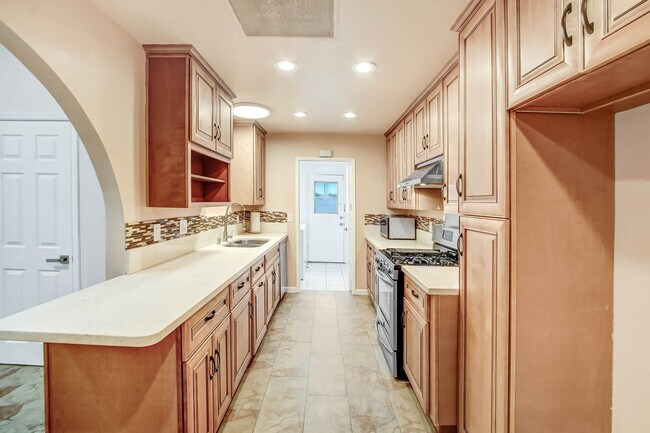 Building Photo - 6437 Graves Ave