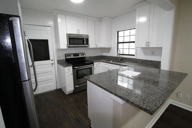 Building Photo - August FREE On This 2 Bedroom 1 Bath Home ...