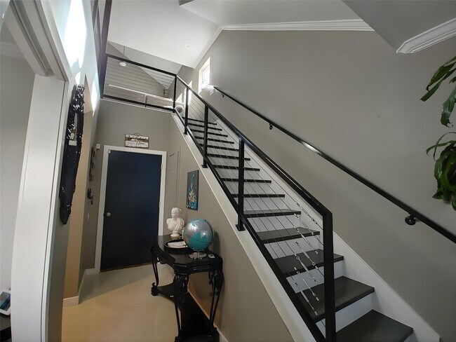 Building Photo - 913 Saulnier St