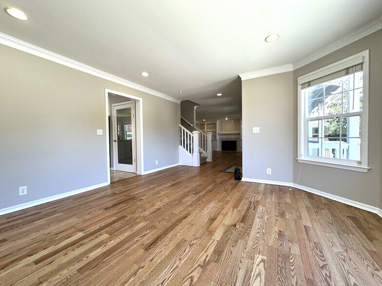 Building Photo - 604 Village Ct