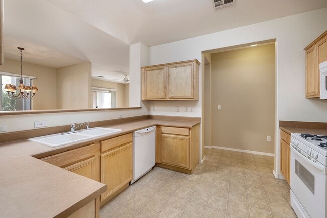 Building Photo - SUMMERLIN 1ST FLOOR - 2 BEDROOM + Den W/ 3...