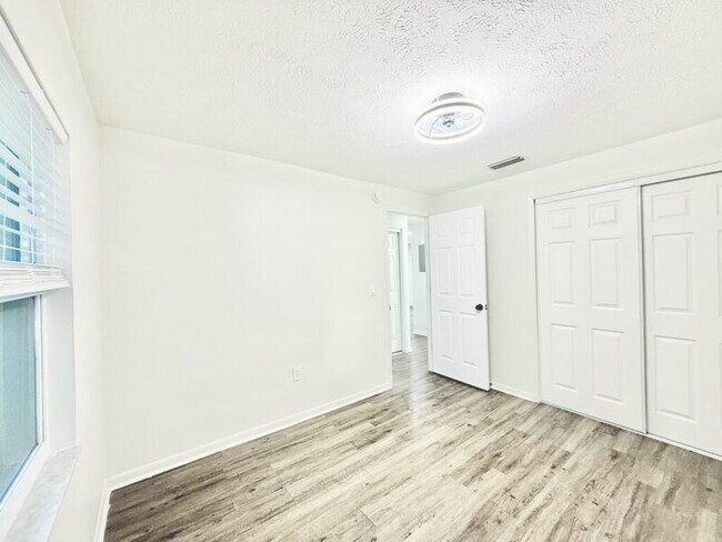 Building Photo - 11705 North Dr