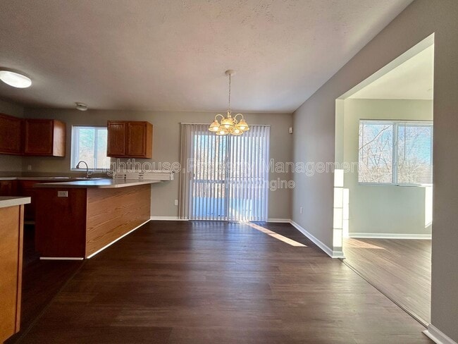 Building Photo - 2104 Shiloh Point SE