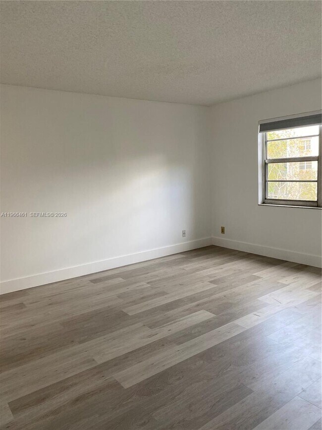 Building Photo - 1075 Riverside Dr