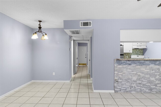 Building Photo - 1016 E Tri Oaks Ln