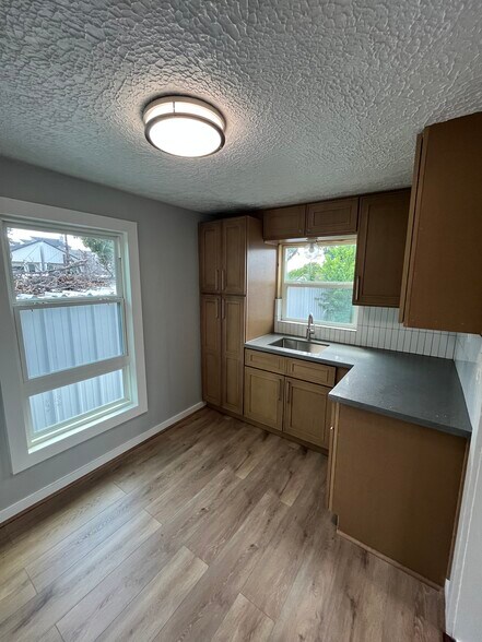 Building Photo - 1312 E 29th St Apt A Upstairs