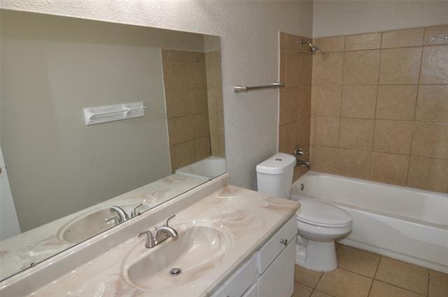 Building Photo - 2032 Oakwood Ct