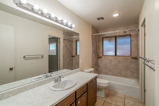 Building Photo - Private room with private bathroom right a...