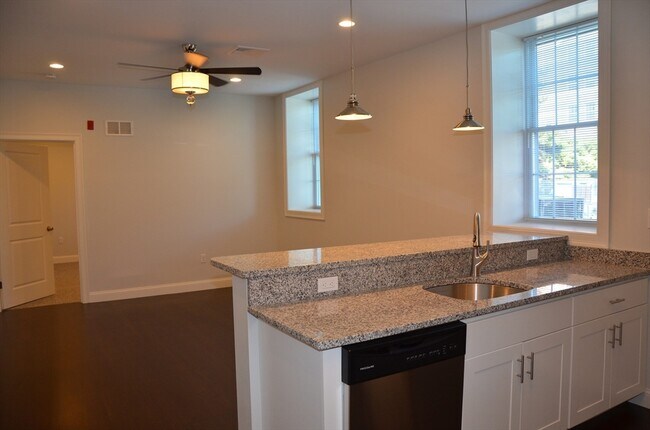 Building Photo - 6 Admirals Wy