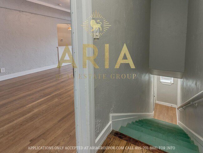 Building Photo - Updated & Adorable 2 Bed/1 Bath Space in t...