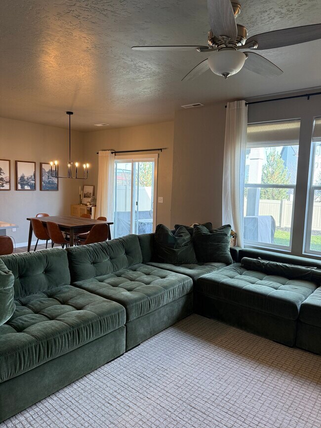 Building Photo - 336 S Calf Crk Ave