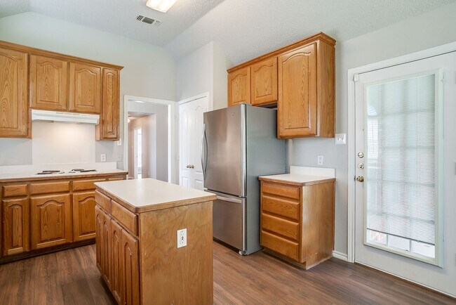 Building Photo - Freshly Remodeled 3 Bedroom, 2 Bath Home Awaiting New Tenants- FWISD- 76133