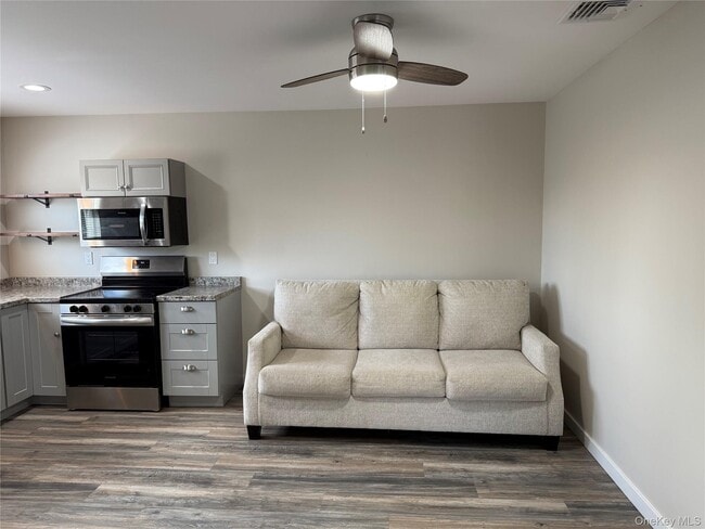 Building Photo - 341 Main St