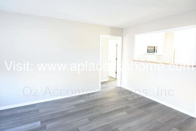 Building Photo - 912 S Edgebrook Ln