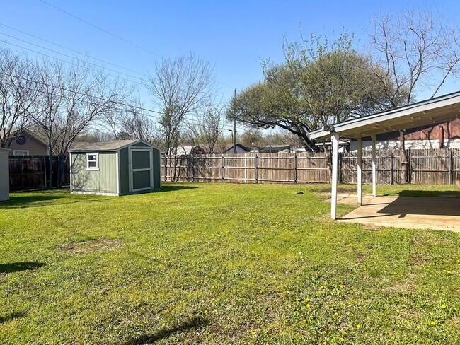 Building Photo - 4 Bedroom / 2.5 Bath Home