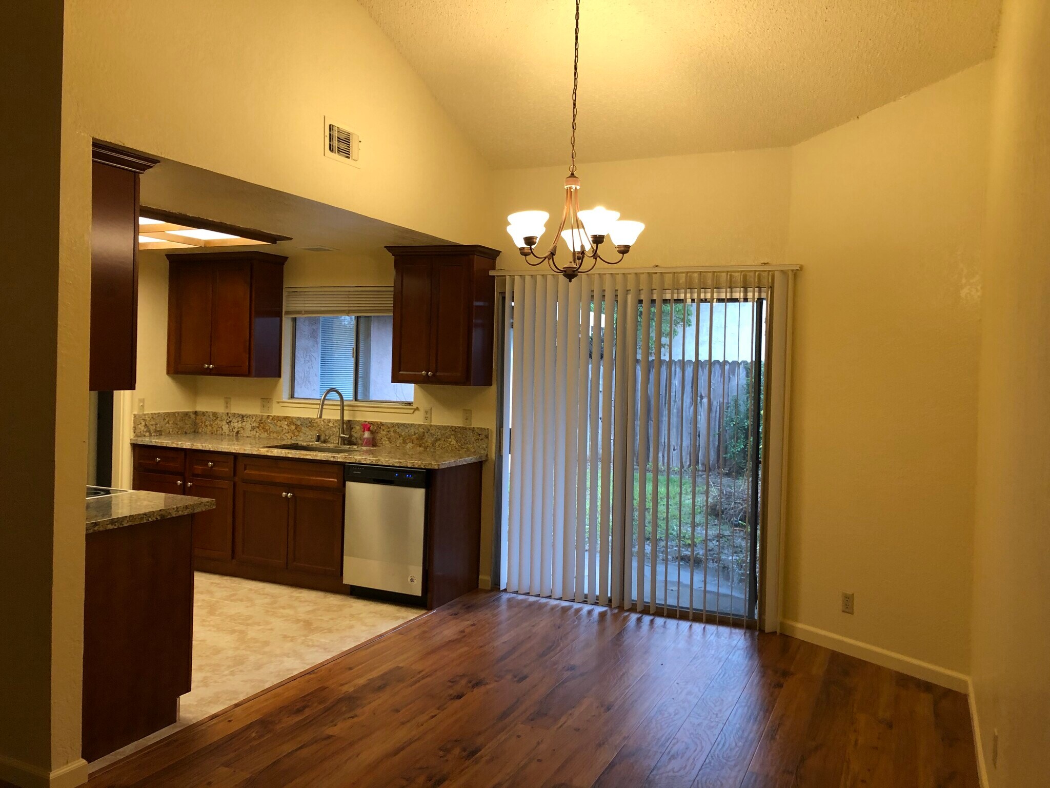 Building Photo - 5400 Pomegranate Ave