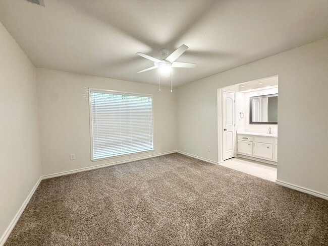 Building Photo - Elegant Recently Updated 3/2/2 Home in Ang...
