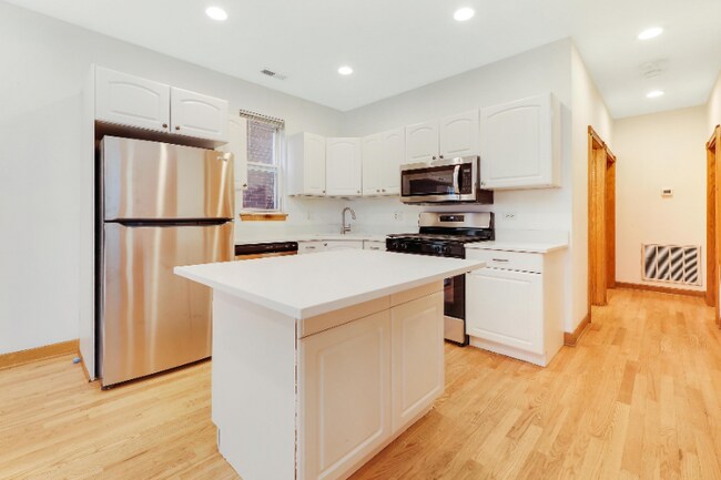 Building Photo - 2425 N Greenview Ave