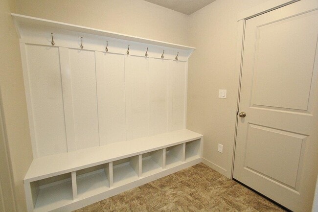 Building Photo - Immaculate Single-Level Home