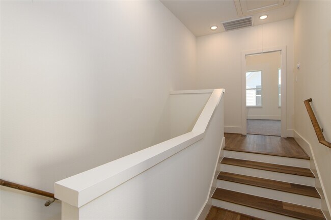 Building Photo - 881 Rachel St