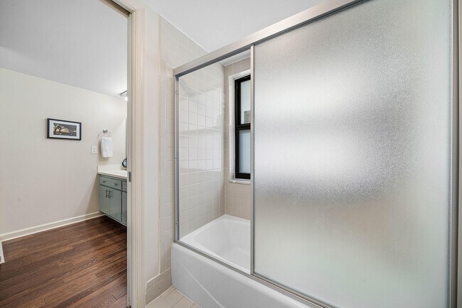 Building Photo - 11355 Pond View Dr