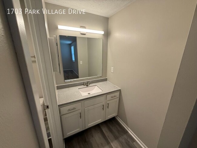 Building Photo - 1703 Park Village Dr