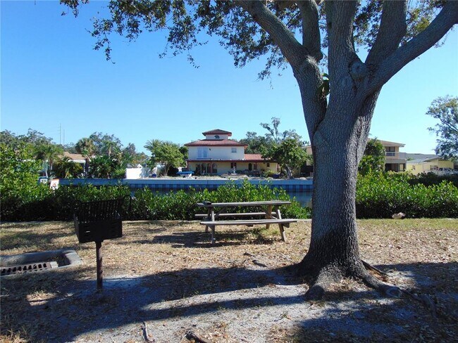 Building Photo - 9005 Tudor Dr