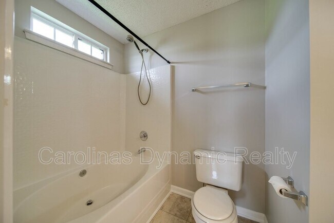 Building Photo - 120 Lantana Dr